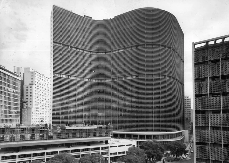 Edificio Copan em Sao Paulo, projeto de Oscar Niemeyer: fachada curva com brises horizontais, exemplo da leitura tropical dos cinco pontos