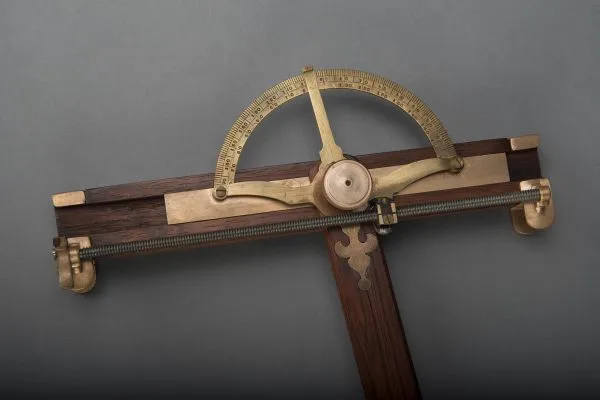 Instrumento de desenho técnico antigo — régua paralela e esquadro (modelo de patente)