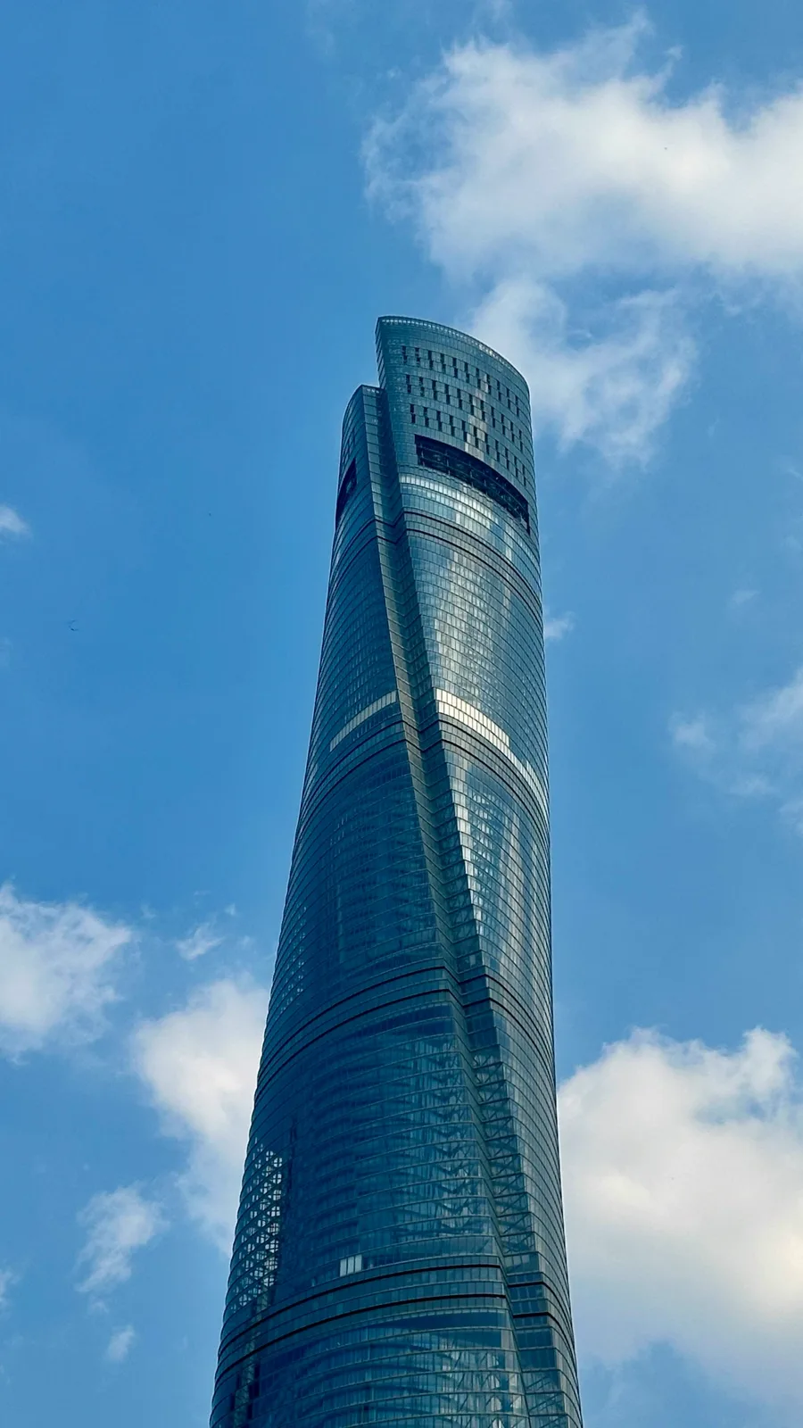 Shanghai Tower em Xangai (Gensler, 2015), fachada de vidro torcida com 632 metros de altura contra céu azul