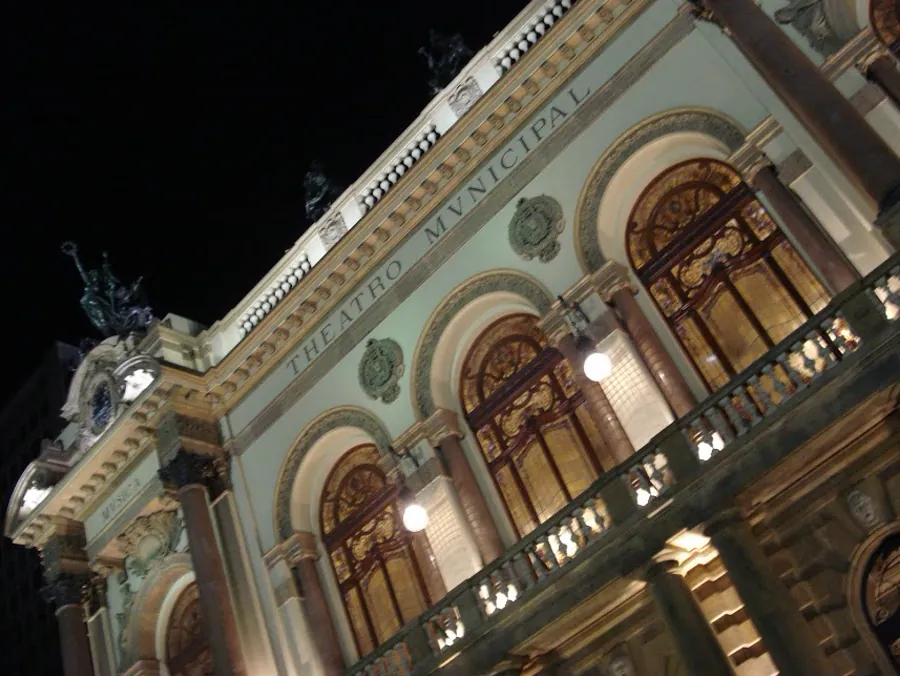 Fachada do Theatro Municipal de São Paulo, exemplo de ecletismo Beaux-Arts brasileiro