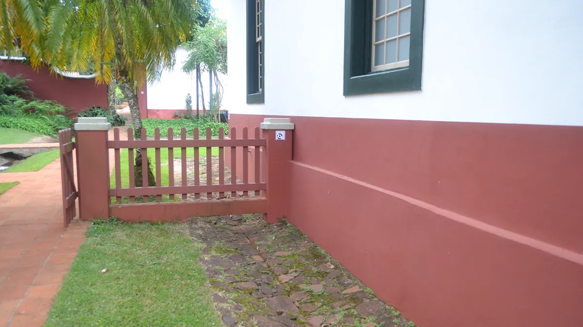 Sede da Fazenda do Pinhal em São Carlos (SP) — sobrado com alpendre frontal e jardim central