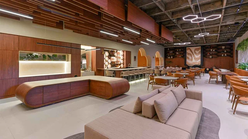 Restaurante autoral com madeira ripada no teto e iluminacao hexagonal em LED — arquitetura comercial de hospitalidade