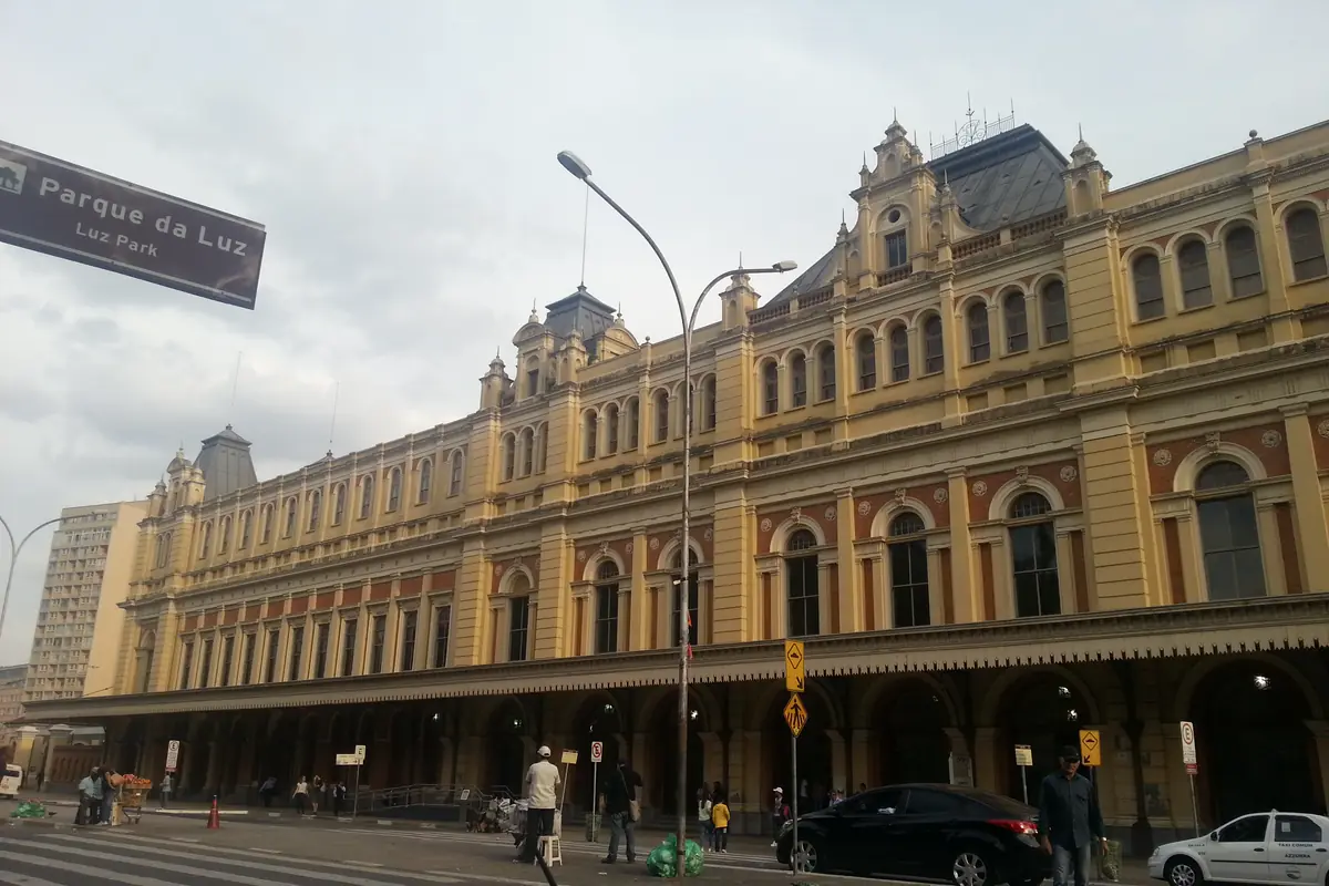 Fachada da Estação da Luz em São Paulo, exemplo de arquitetura eclética vitoriana inglesa em ferro fundido