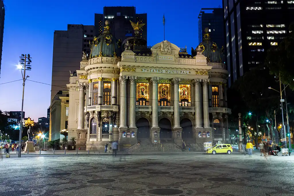 Fachada do Theatro Municipal do Rio de Janeiro, exemplo de arquitetura eclética inspirada na Ópera Garnier de Paris