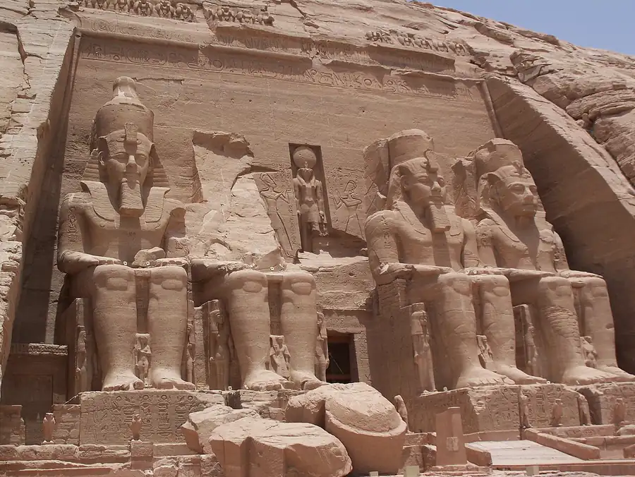 Fachada do templo maior de Abu Simbel com quatro colossos sentados de Ramsés II