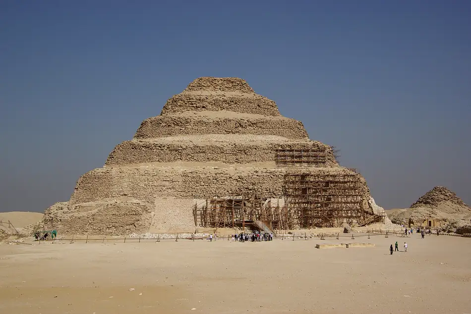 Pirâmide escalonada de Djoser em Sakkara, construída pelo arquiteto Imhotep em 2670 a.C.