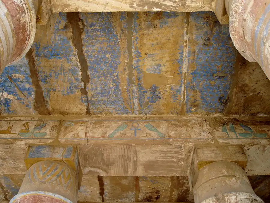 Detalhe do teto policromado e capitéis de coluna no Templo de Karnak, Luxor