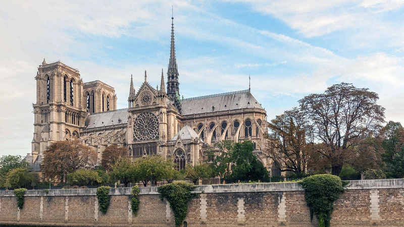 Notre-Dame de Paris vista do rio Sena, com arcobotantes externos visíveis