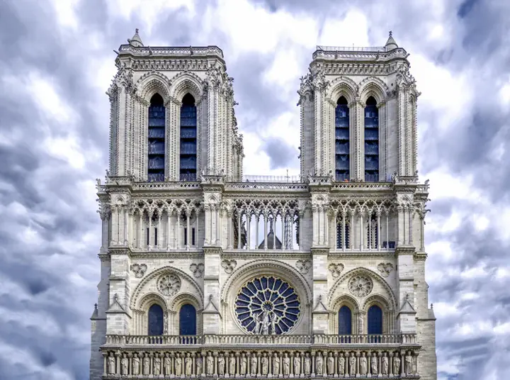 Fachada de Notre-Dame de Paris com a grande rosácea central e as duas torres