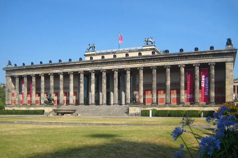 Altes Museum em Berlim, projetado por Karl Friedrich Schinkel entre 1825 e 1830, com 18 colunas jonicas