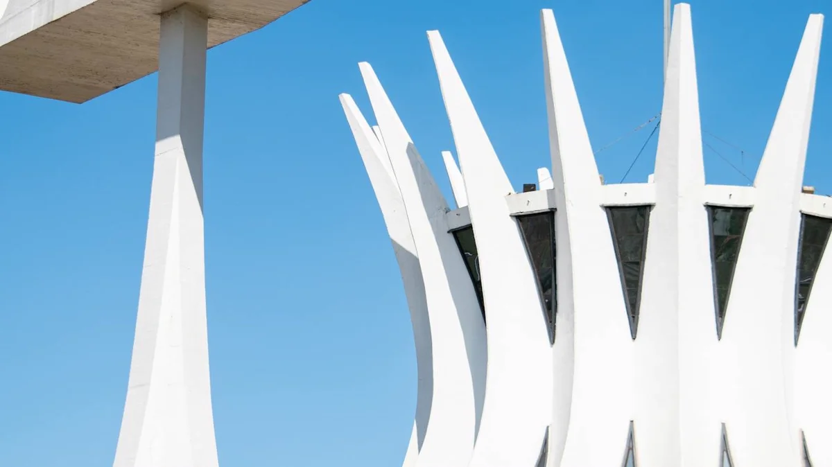 Pilares de concreto da Catedral Metropolitana de Brasília, projeto de Oscar Niemeyer, vistos contra céu azul