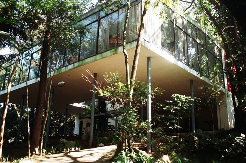 Casa de Vidro de Lina Bo Bardi no Morumbi, em 1951, suspensa em pilotis sobre a mata atlântica