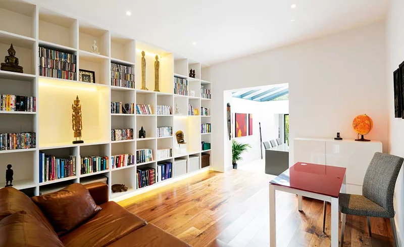 Planta baixa de duas casas geminadas, mostrando a disposição dos cômodos e a parede compartilhada.
