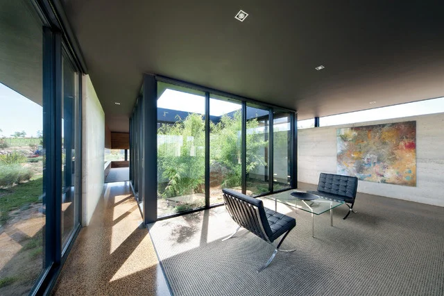 Interior de uma casa geminada com um jardim de inverno central, que ilumina e ventila os ambientes.