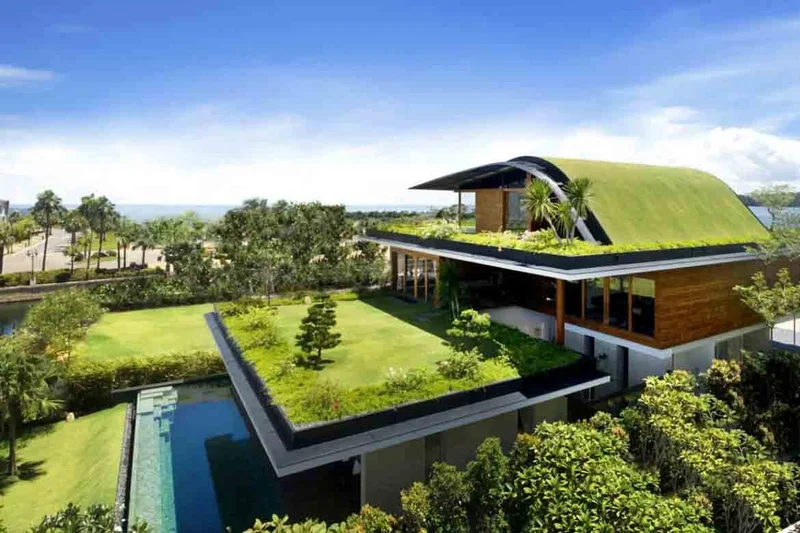 Casa sustentável brasileira com telhado verde, painéis solares e piscina integrada ao paisagismo permeável