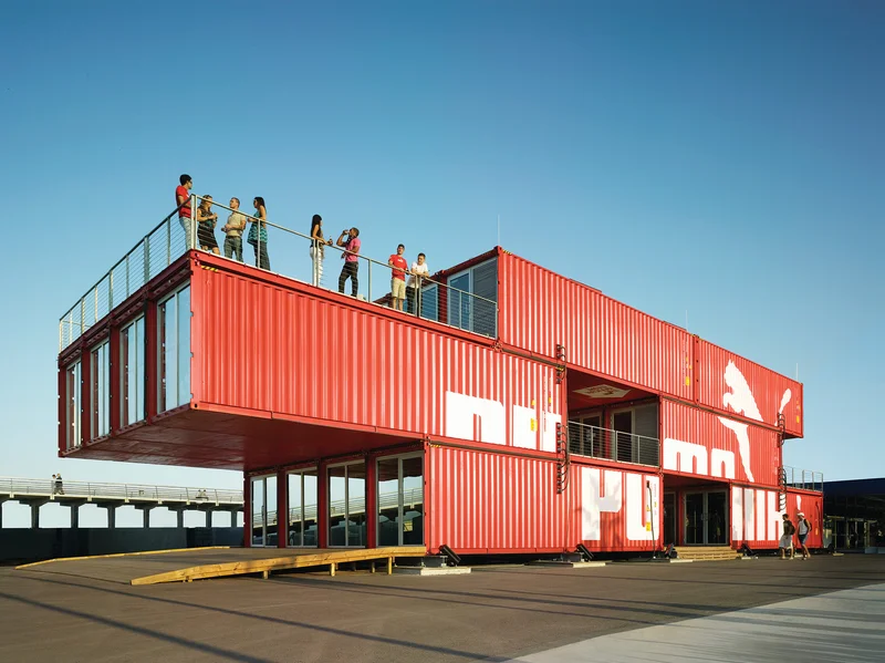Casa pré-fabricada de container marítimo Cor-Ten transformada em arquitetura modular com terraço superior e cobertura plana