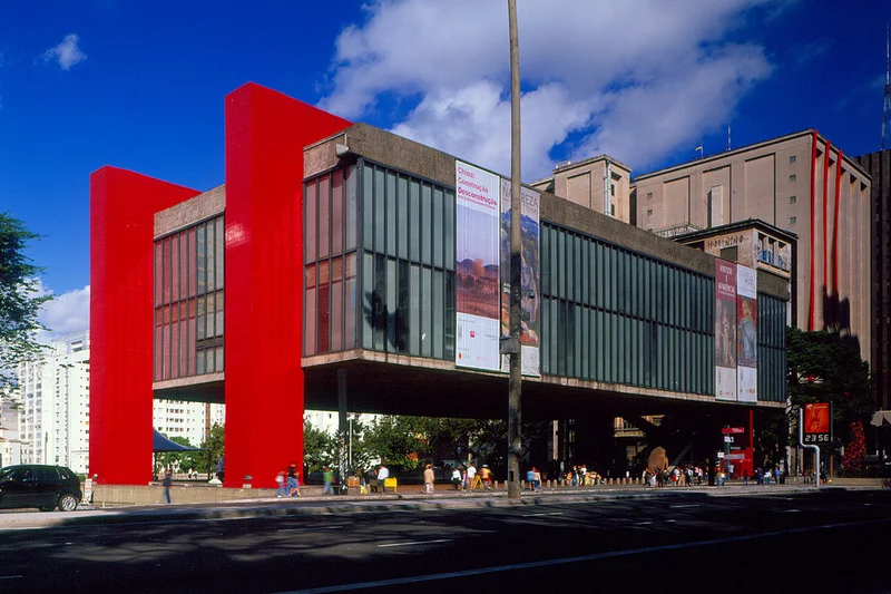 Vão livre do MASP, de Lina Bo Bardi, com pessoas circulando livremente sob o volume suspenso do museu.