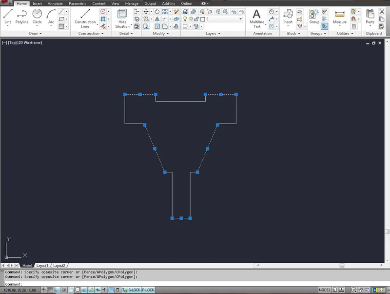 Viewport do AutoCAD mostrando uma polilinha selecionada com pontos de grip azul evidenciando capacidade de edição direta