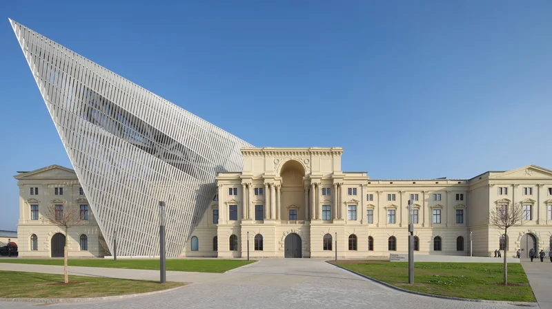 Vista externa do Militärhistorisches Museum de Dresden com a cunha de Libeskind cortando o edifício clássico
