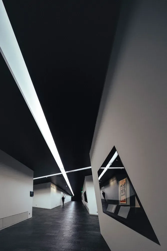 Interior fragmentado típico de uma obra de Daniel Libeskind, com aberturas em ângulos agudos