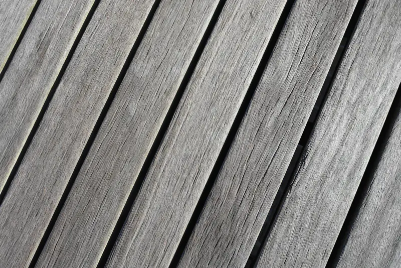 Detalhe de textura e grão de tábua de madeira para deck, mostrando veios naturais