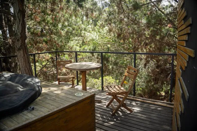 Varanda com deck de madeira e mobiliário externo, área de lazer residencial