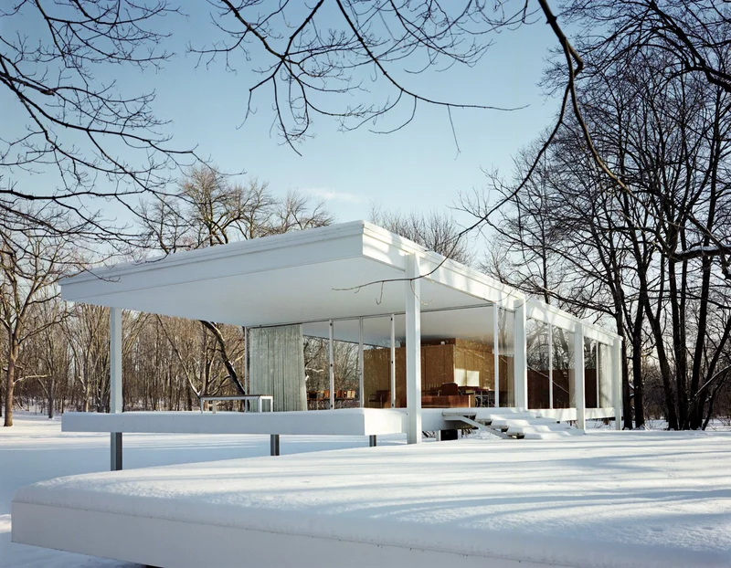Farnsworth House, de Mies van der Rohe, com estrutura branca e fechamento em vidro na floresta