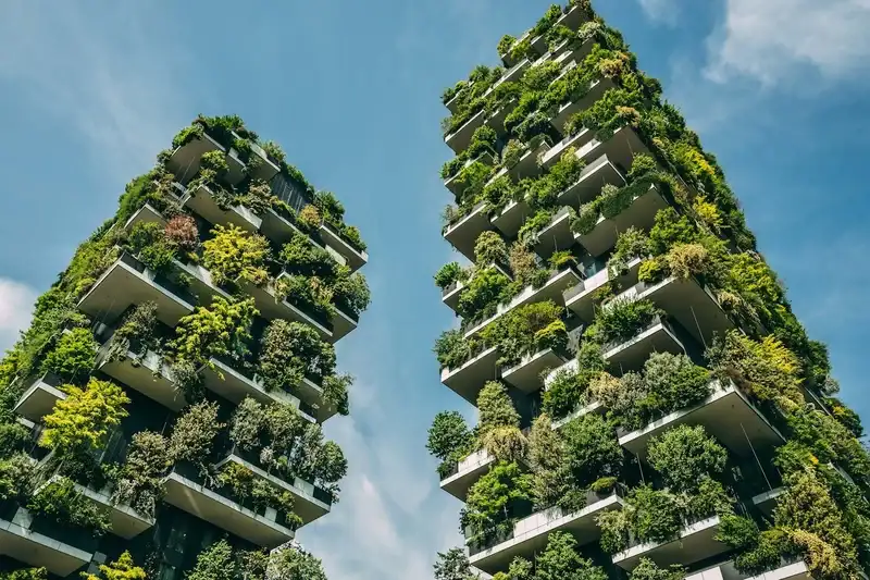 Edifício Bosco Verticale em Milão com fachada coberta por árvores e arbustos em sacadas residenciais