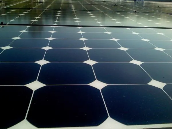 Detalhe de painéis solares fotovoltaicos de silício monocristalino