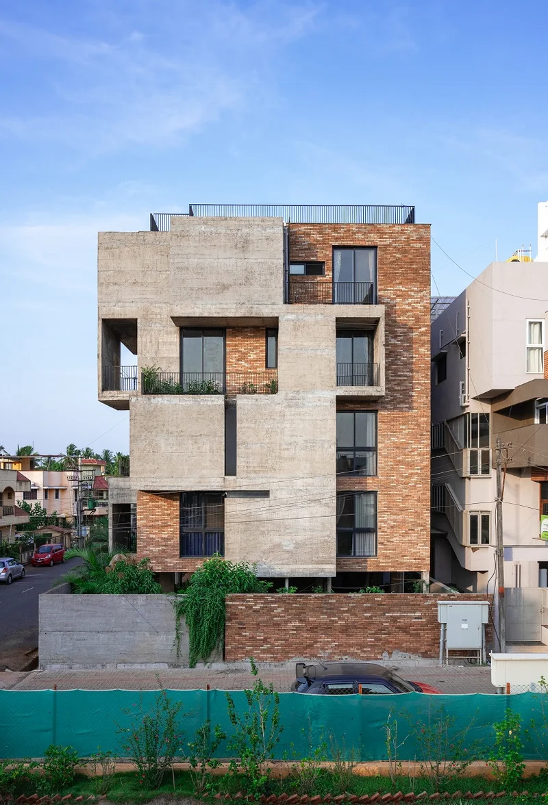 Edifício com fachada de tijolos aparentes e estrutura de concreto