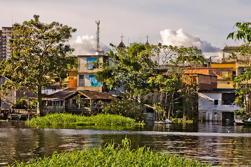 Palafitas tradicionais no igarapé do bairro Aparecida, em Manaus (AM) — moradia ribeirinha elevada sobre o nível da cheia