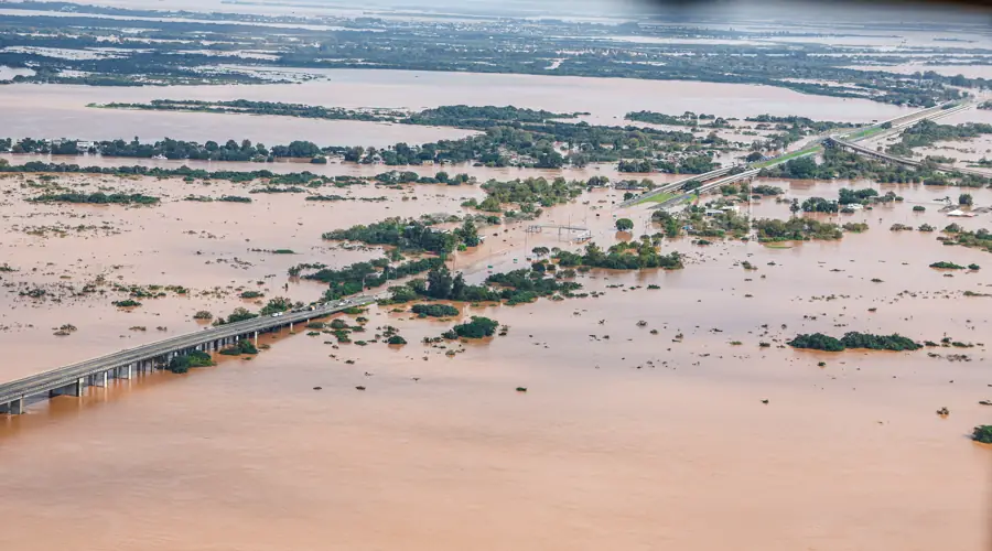 Sobrevoo da região metropolitana de Porto Alegre durante a enchente de maio de 2024, com bairros e rodovias submersos
