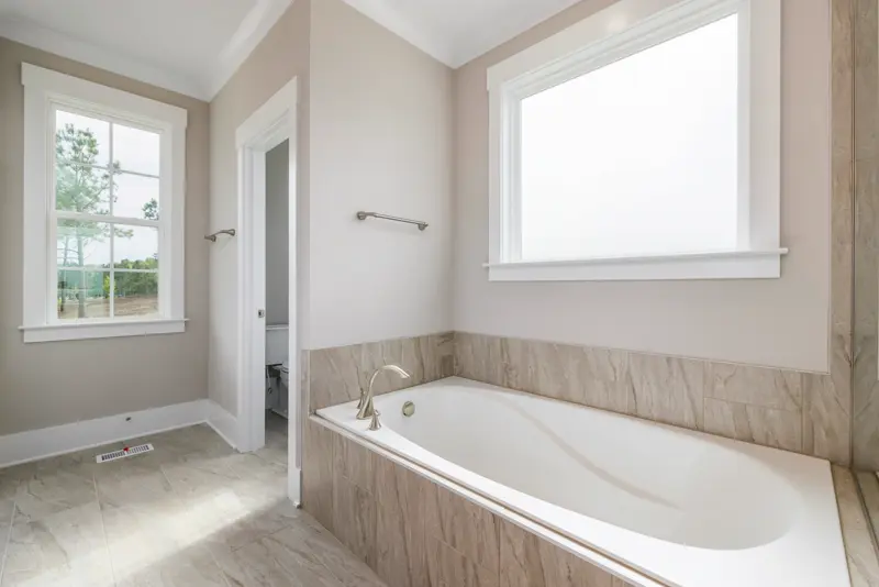 Banheiro com revestimento cerâmico e rodapé branco — detalhe de acabamento na interface piso-parede