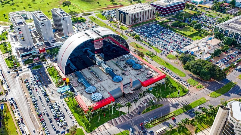Pessoas passeando em uma das praças do Brasília Shopping.
