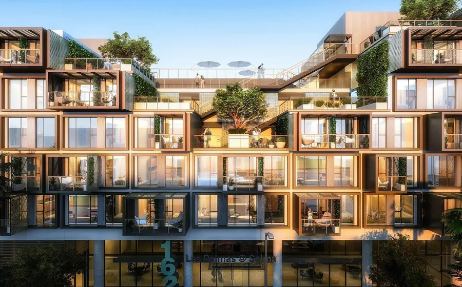 Módulo de arquitetura modular sendo içado por guindaste em canteiro de obras.