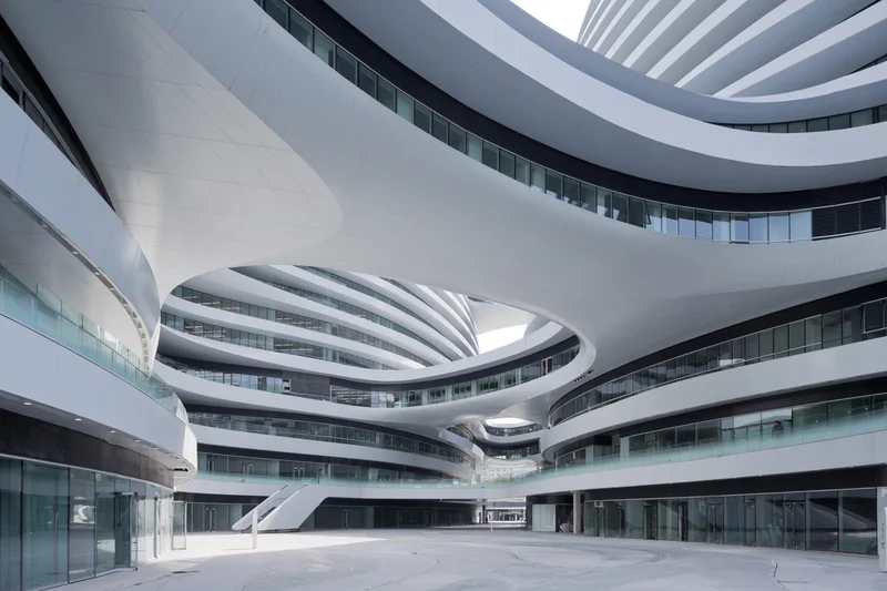 Pátio interno do Galaxy SOHO, com as passarelas e pontes que conectam os volumes.