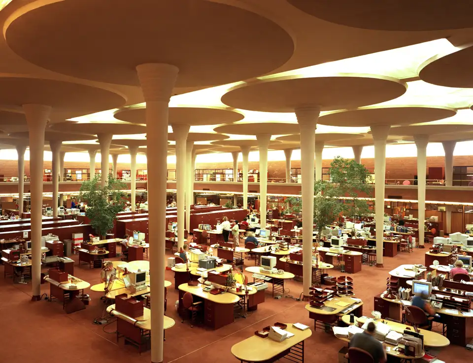 Great Workroom da Johnson Wax HQ com as colunas dendriformes em cogumelo