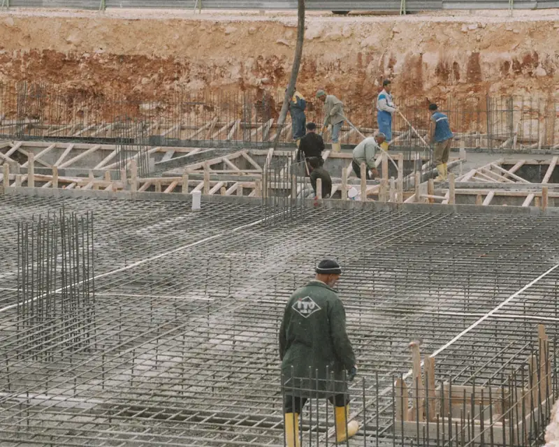 Malha de ferragem (armadura) disposta sobre o solo compactado antes da concretagem do radier