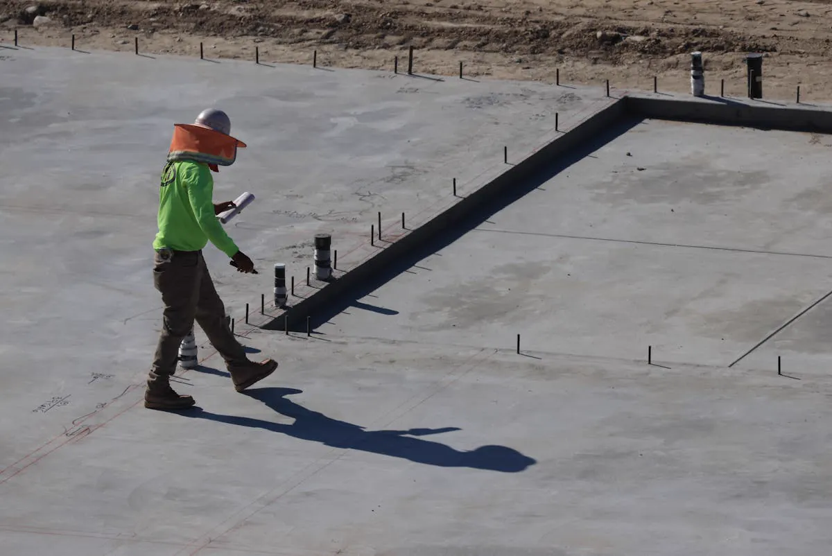 Fundação radier: laje de concreto armado em obra residencial