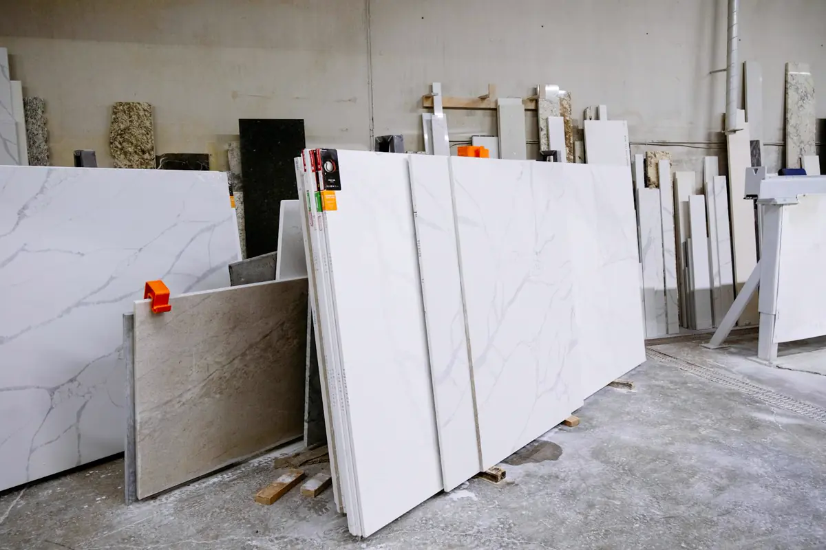 Chapas de granito e mármore organizadas em marmoraria brasileira, prontas para corte e fabricação de bancadas e revestimentos