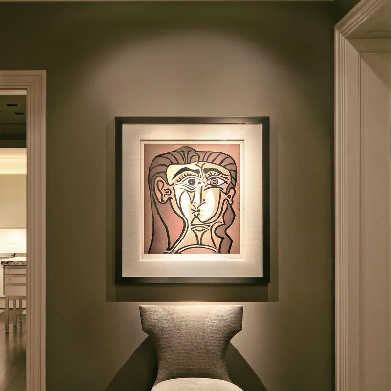 Focal Glow de Richard Kelly: spot direcionado destacando quadro de Picasso em hall