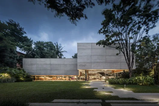 Isay Weinfeld: O Arquiteto das Emoções e da Elegância Minimalista