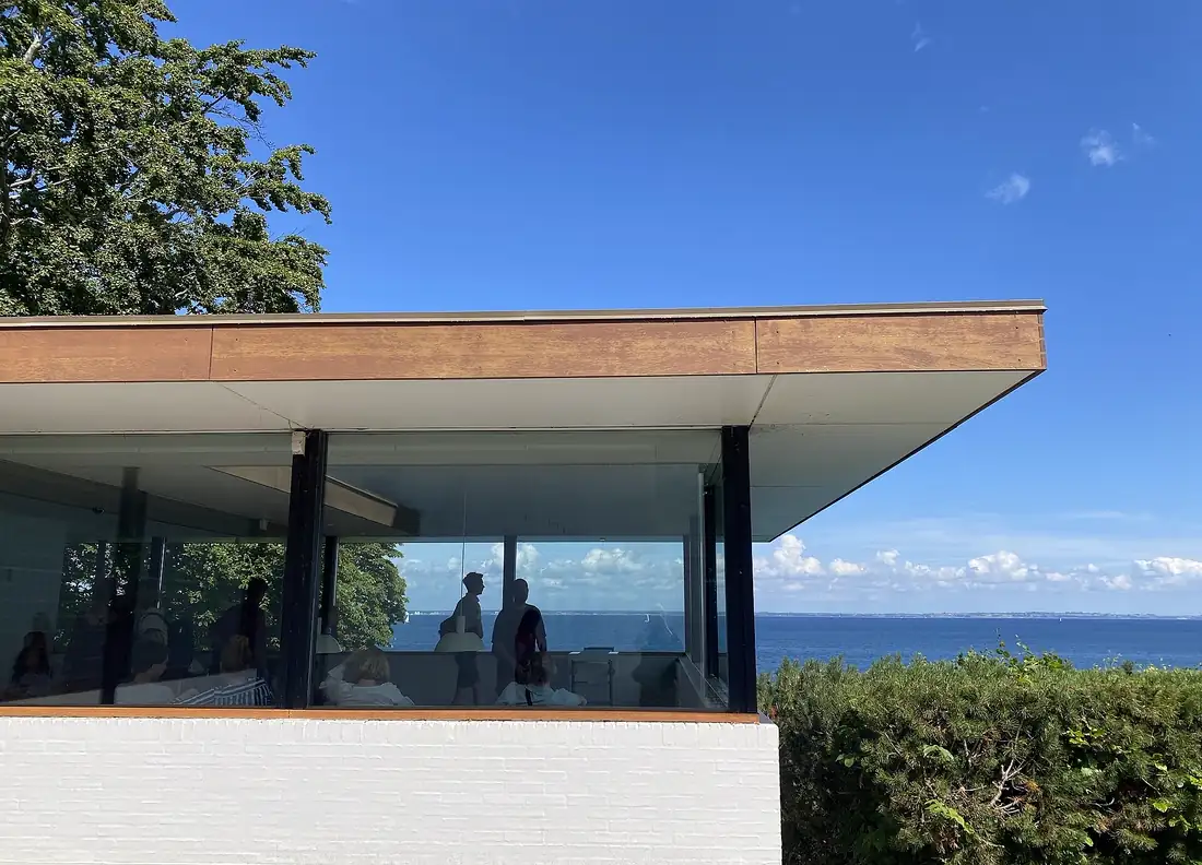 Corredor envidraçado do Louisiana Museum projetado por Jørgen Bo e Vilhelm Wohlert