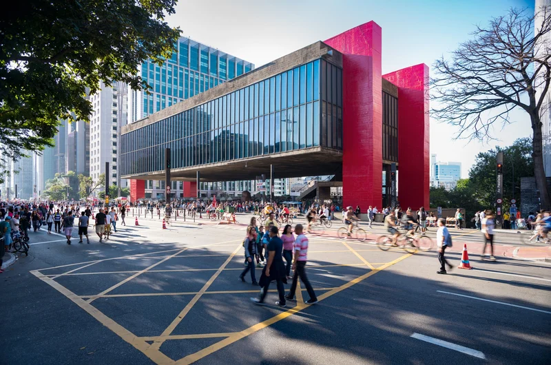 MASP, de Lina Bo Bardi, com vão livre de 74 metros e pilares vermelhos sobre a Avenida Paulista