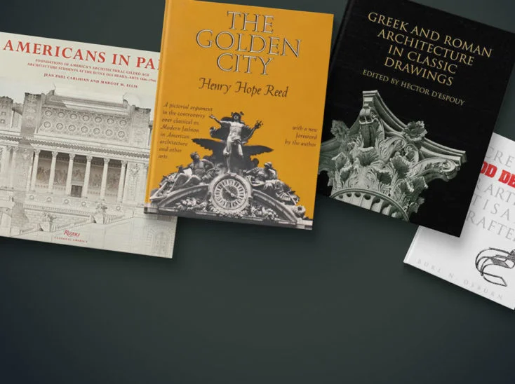 Livros clássicos de arquitetura sobre mesa: Greek and Roman Architecture, The Golden City, Americans in Paris