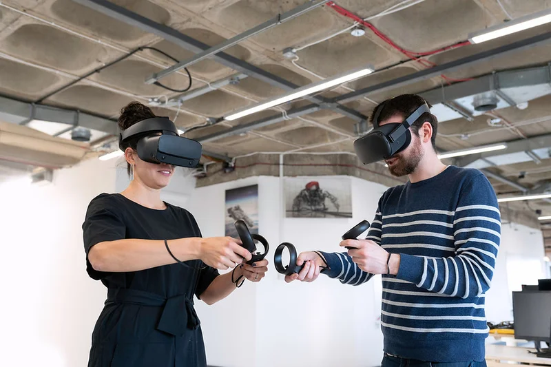 Cliente usando óculos de realidade virtual para explorar um projeto arquitetônico