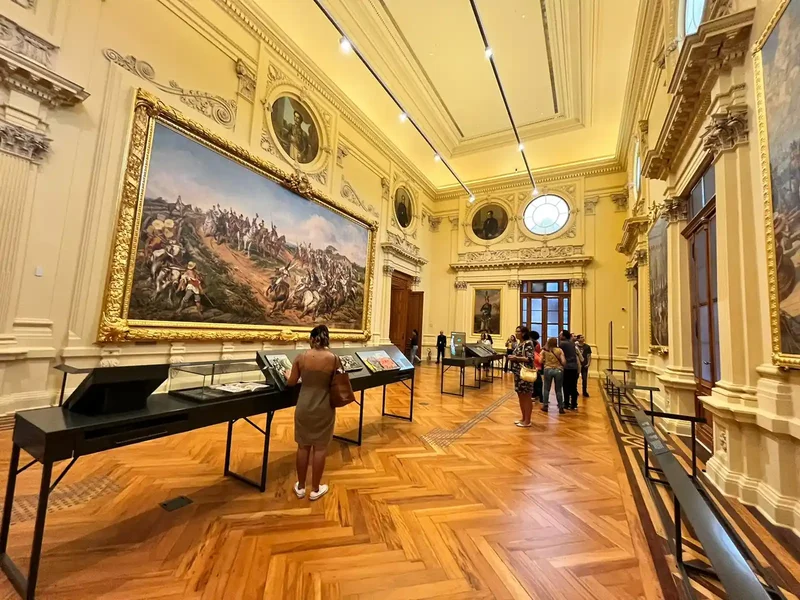 Detalhe do interior do Salão Nobre do Museu do Ipiranga, com sua escadaria e decoração.