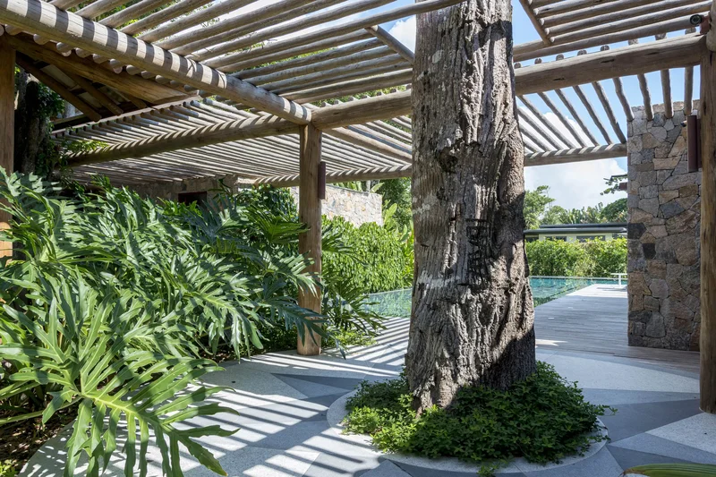 Pergolado de aluminio com lamina horizontal em jardim contemporaneo