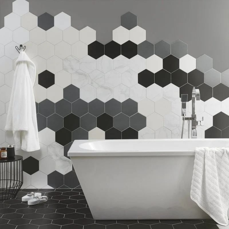 Banheiro com a parede do box revestida de pastilhas de cerâmica em formato hexagonal (colmeia).