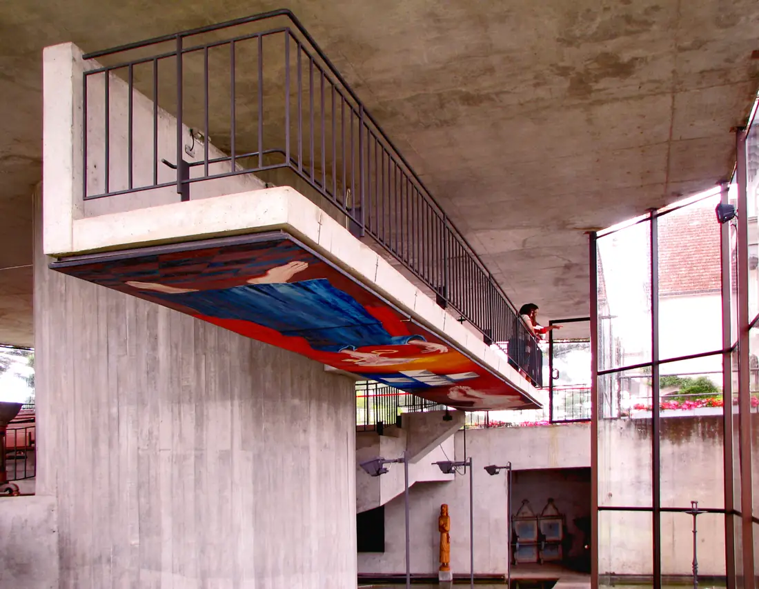 Capela São Pedro Apóstolo de Paulo Mendes da Rocha em Campos do Jordão: cubo de concreto sobre pilares finos no meio da mata